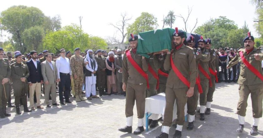 کمشنر راولپنڈی انجینئر عامر خٹک کی مری روڈ راولپنڈی میں ڈاکوؤں سے مقابلہ کے دوران ڈولفن سکواڈ کے شہید اہلکار کی نماز جنازہ میں شرکت<br><br>نماز جنازہ پولیس لائن میں ادا کی گئی جس میں آر پی او، سٹیشن کمانڈر و دیگر فورسز کی بڑی تعداد میں شرکت<br><br> ڈولفن اہلکار اسماعیل رؤف کی عظیم قربانی کو خراج عقیدت-<br><br>ڈیوٹی کے دوران جان کی پروا نہ کرتے ہوئے اپنے فرض کو ادا کرنے والے اہلکار ہی ہمارے اصل ہیرو ہیں<br><br>امن و امان کے قیام کے لئے ڈولفن اہلکار اسماعیل رؤف کی لازوال قربانی کو ہمیشہ یاد رکھا جائے گا۔<br><br>کمشنر راولپنڈی کی مقابلے میں زخمی ہونے والے ڈولفن اہلکار عاصم کی بہترین نگہداشت کی ہدایت<br><br>دکھ کی اس گھڑی میں شہید کے اہل خانہ کے ساتھ ہیں، ان کا ہر ممکن خیال رکھا جائے گا۔ <br><br>مفرور ملزمان کی گرفتاری کے لئے ٹیمیں تشکیل دے دی گئی ہیں جلد وہ قانون کے کٹہرے میں ہوں گے۔